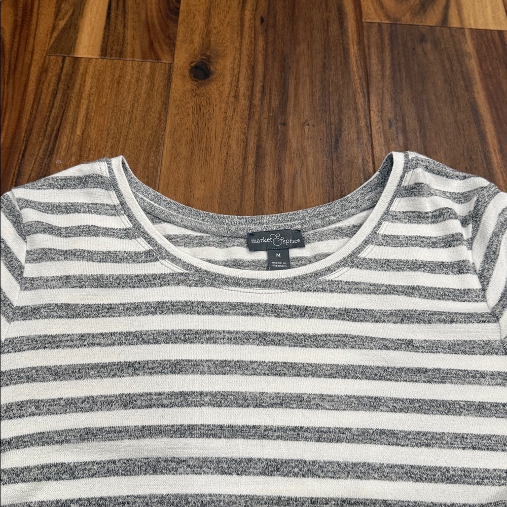 Market & Spruce Striped Gray and White Top Size Medium - Picture 3 of 3